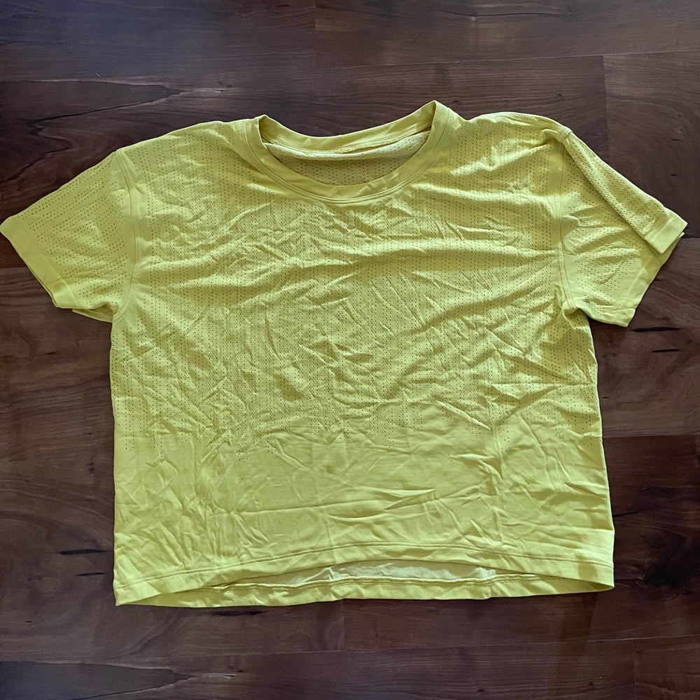 Lululemon cropped yellow tee.